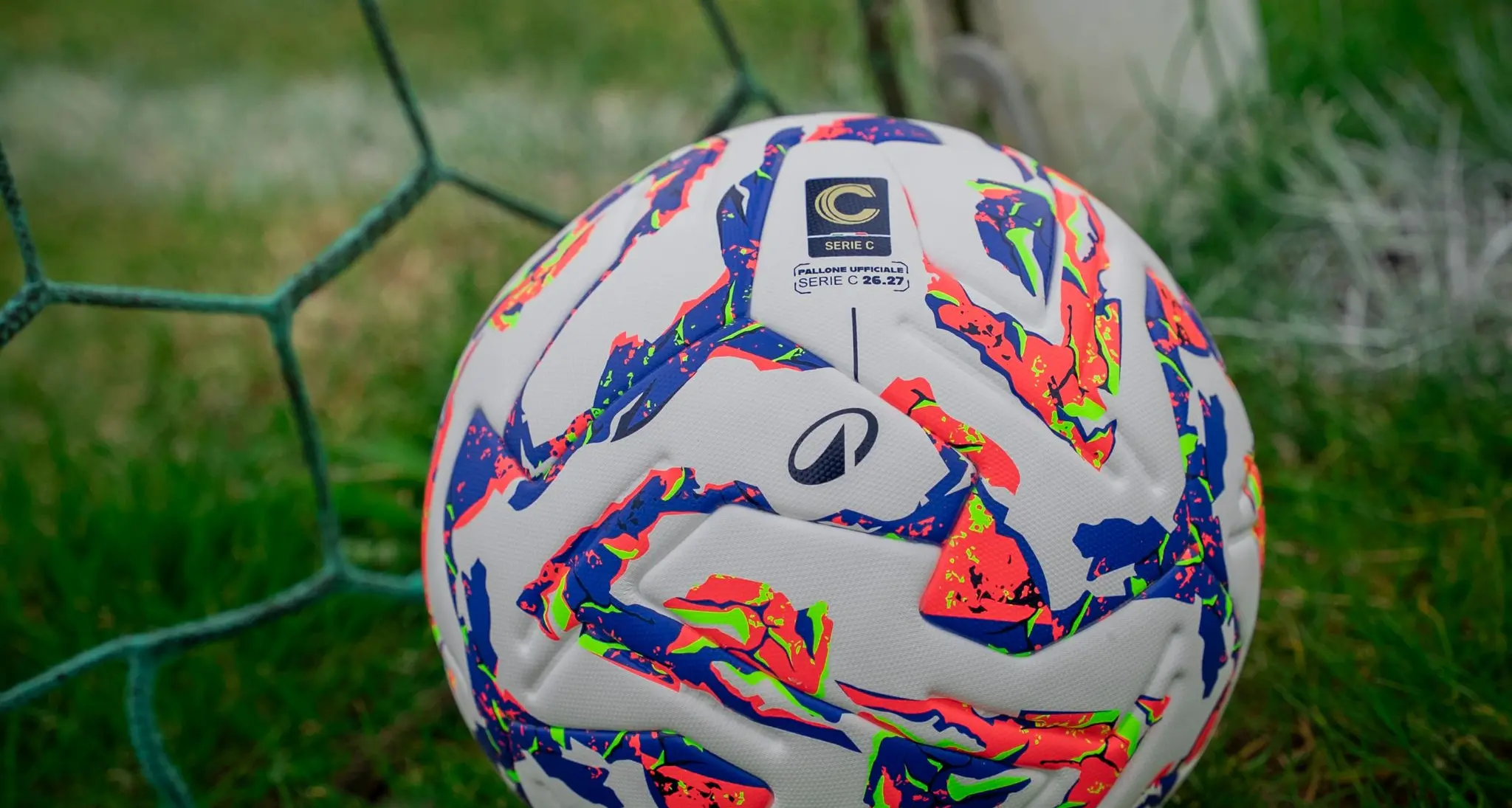 Serie C, arriva il pallone della stagione 2026-2027: «Energia e passione dei territori»\n