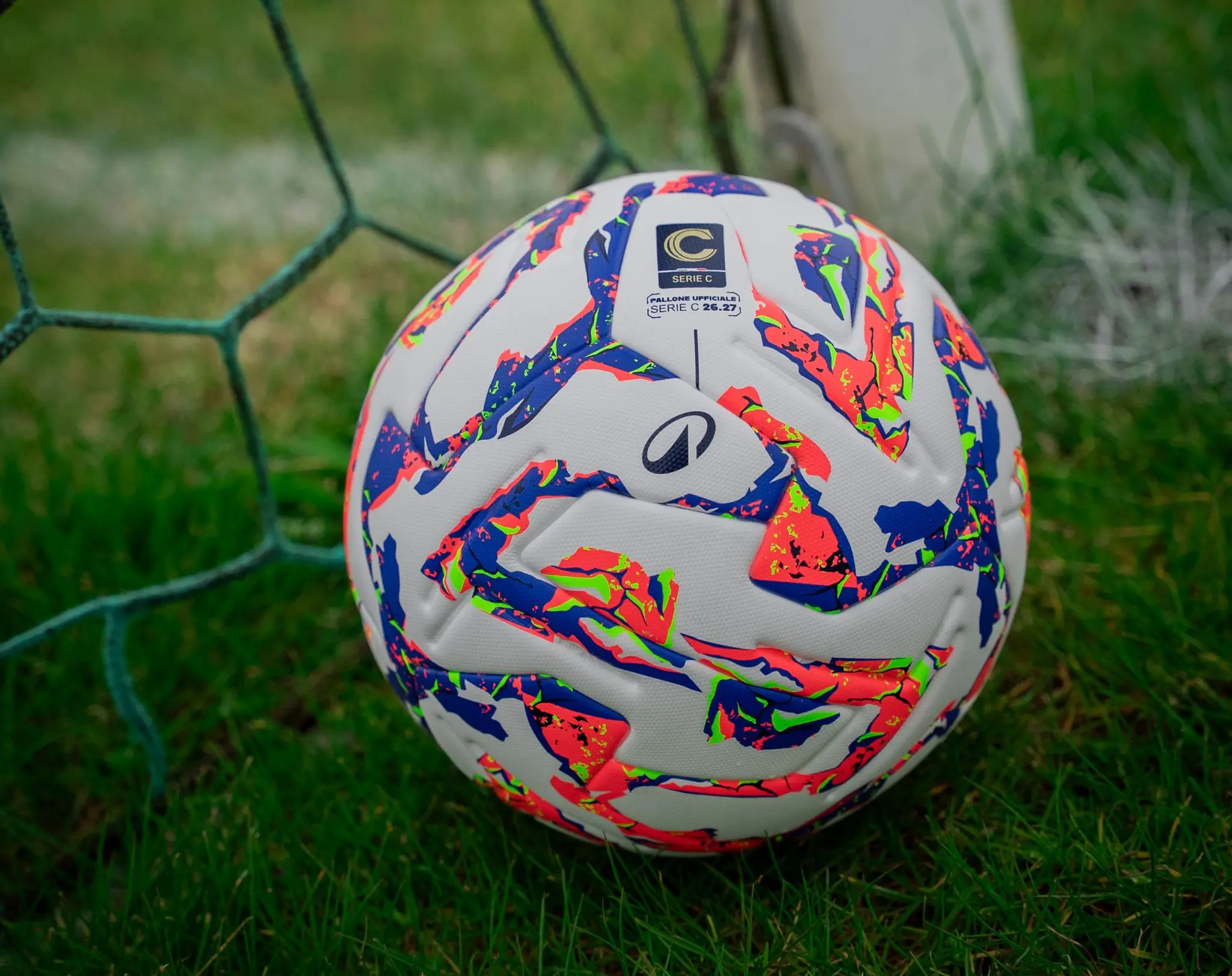 Serie C, arriva il pallone della stagione 2026-2027: «Energia e passione dei territori»\n