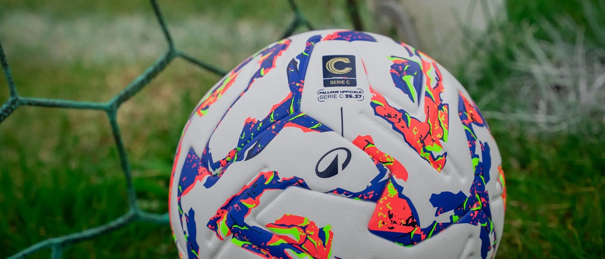 Serie C, arriva il pallone della stagione 2026-2027: «Energia e passione dei territori»\n