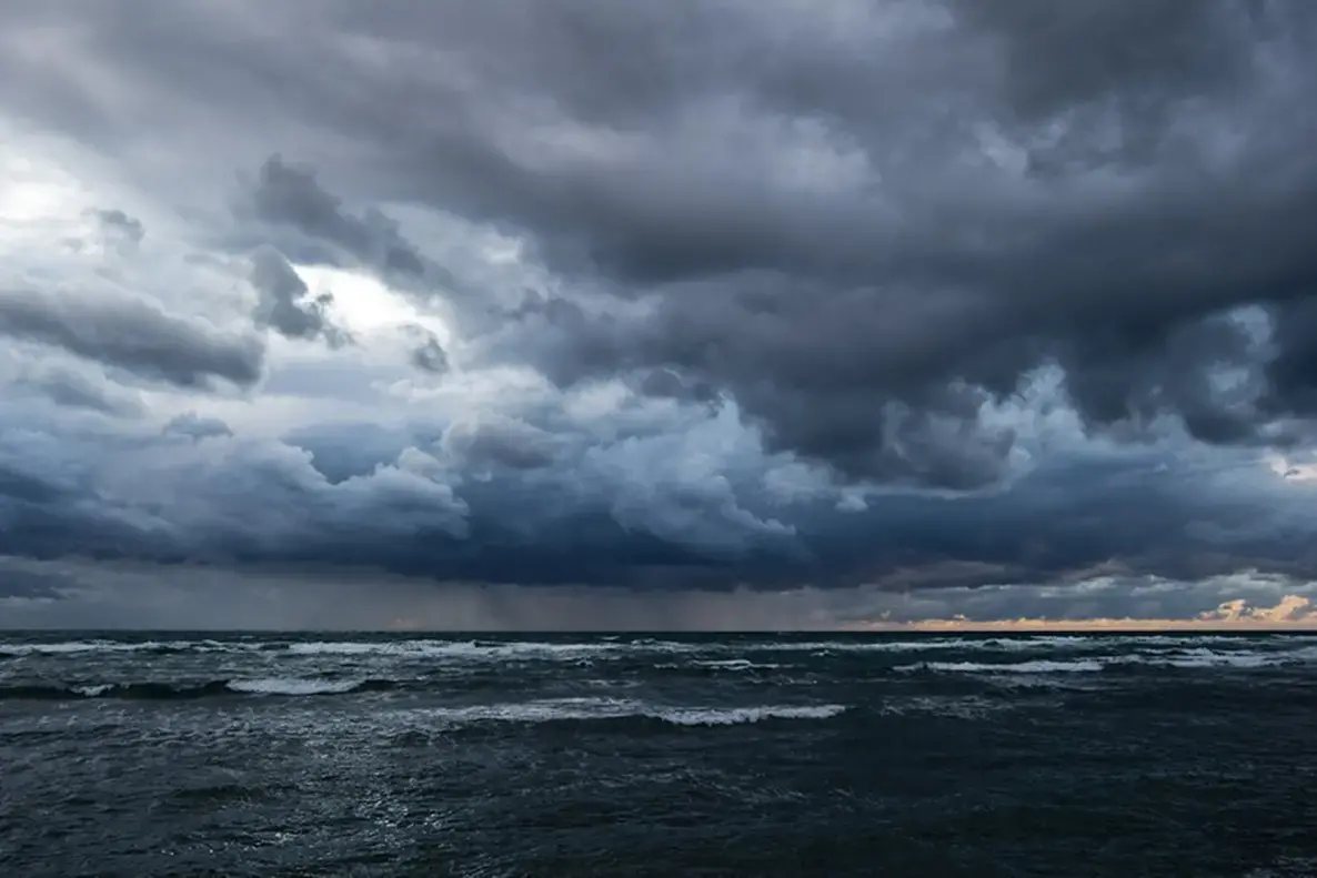 Nuova perturbazione in arrivo sulla Calabria: piogge, temporali e forti venti nel weekend\n