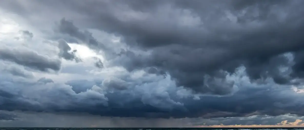 Nuova perturbazione in arrivo sulla Calabria: piogge, temporali e forti venti nel weekend\n