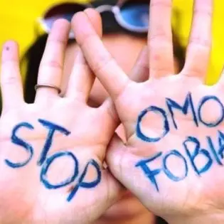 Lgbtqia+, negli ultimi 12 mesi 127 episodi di violenza e odio. Arcigay lancia l’allarme sulle dating app\n