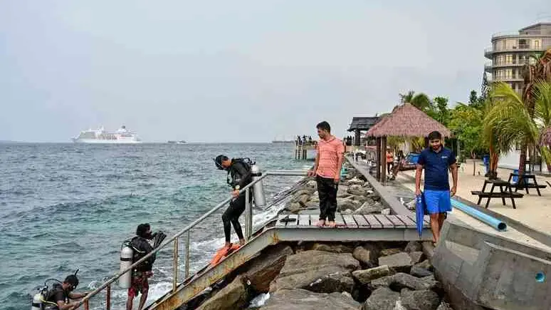 <p>Le ricerche in corso alle Maldive (foto Ansa)</p>\\n