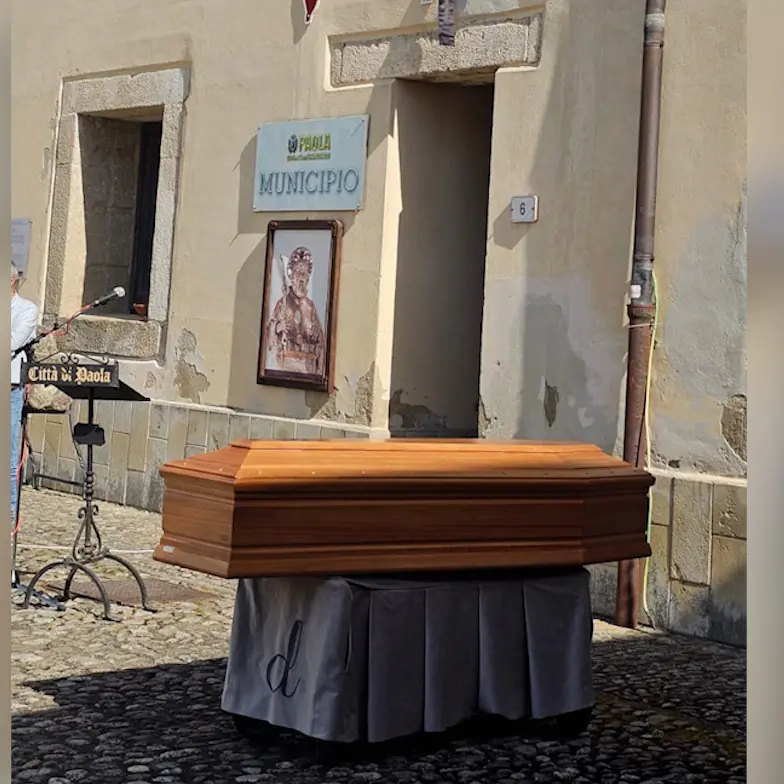 Paola ha detto addio al «giovane concittadino» Diallo El Hadji Mamadou, morto a 23 anni mentre lavorava\n