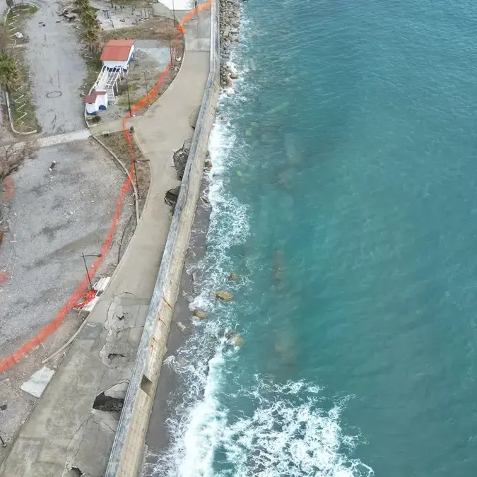 Caulonia, il paradosso della Bandiera Blu: il vessillo c’è, la spiaggia no\n
