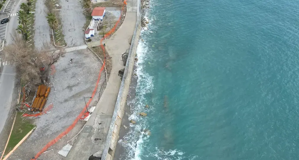 Caulonia, il paradosso della Bandiera Blu: il vessillo c’è, la spiaggia no\n