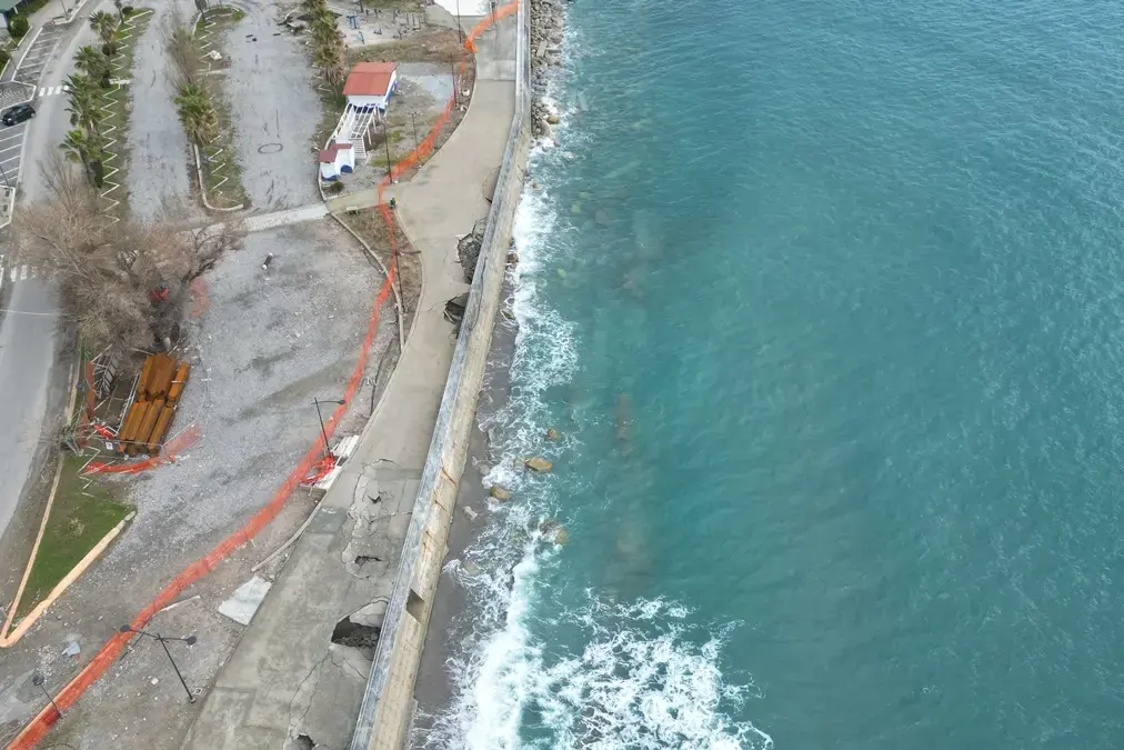 Caulonia, il paradosso della Bandiera Blu: il vessillo c’è, la spiaggia no\n