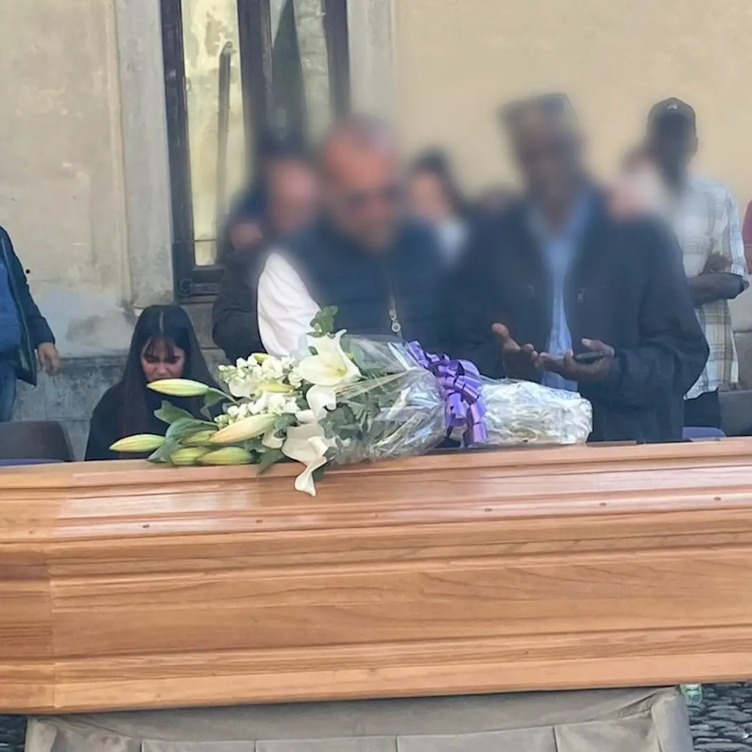 <p>Paola, il padre di Diallo e il titolare del lido si abbracciano al funerale del 23enne morto sul lavoro: un gesto contro l’odio</p>