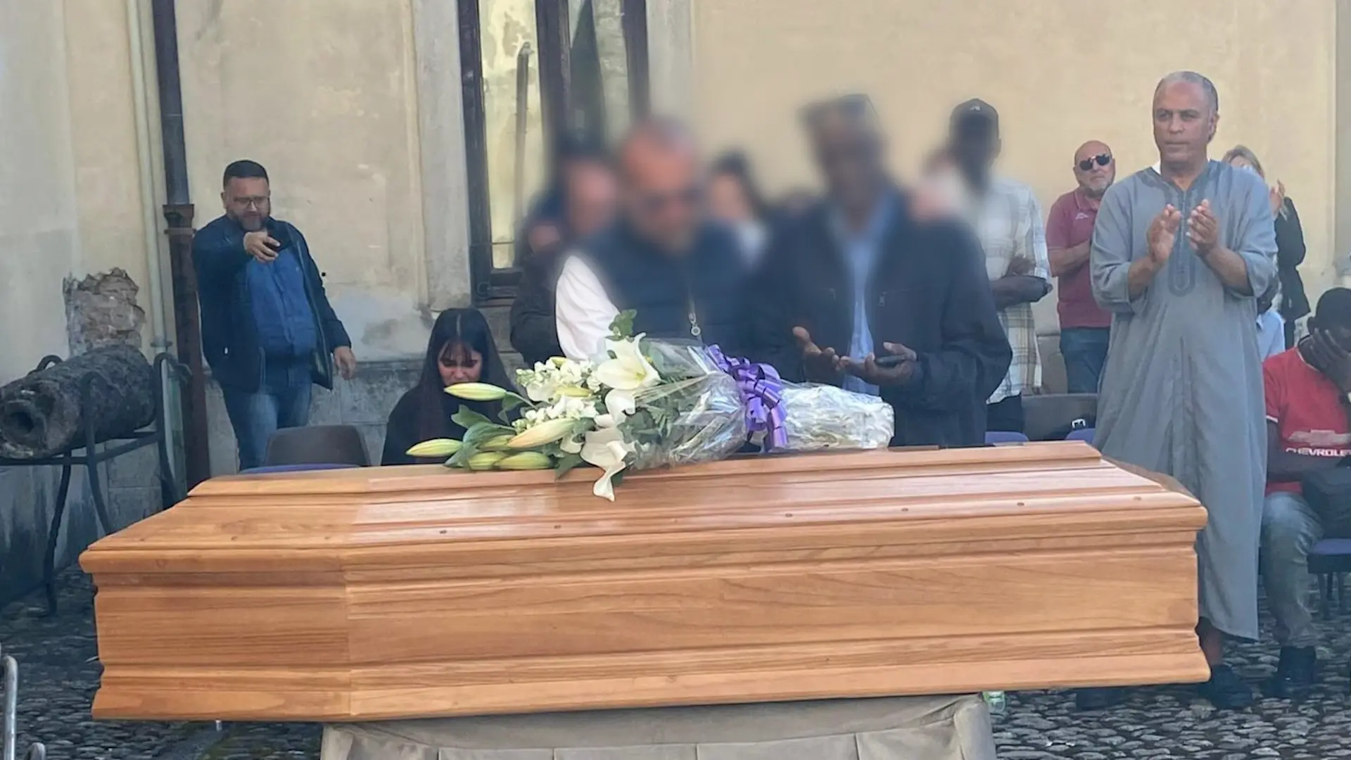 <p>Il titolare del lido in cui si &egrave; consumata la tragedia abbracciato al pap&agrave; della vittima</p>\\n