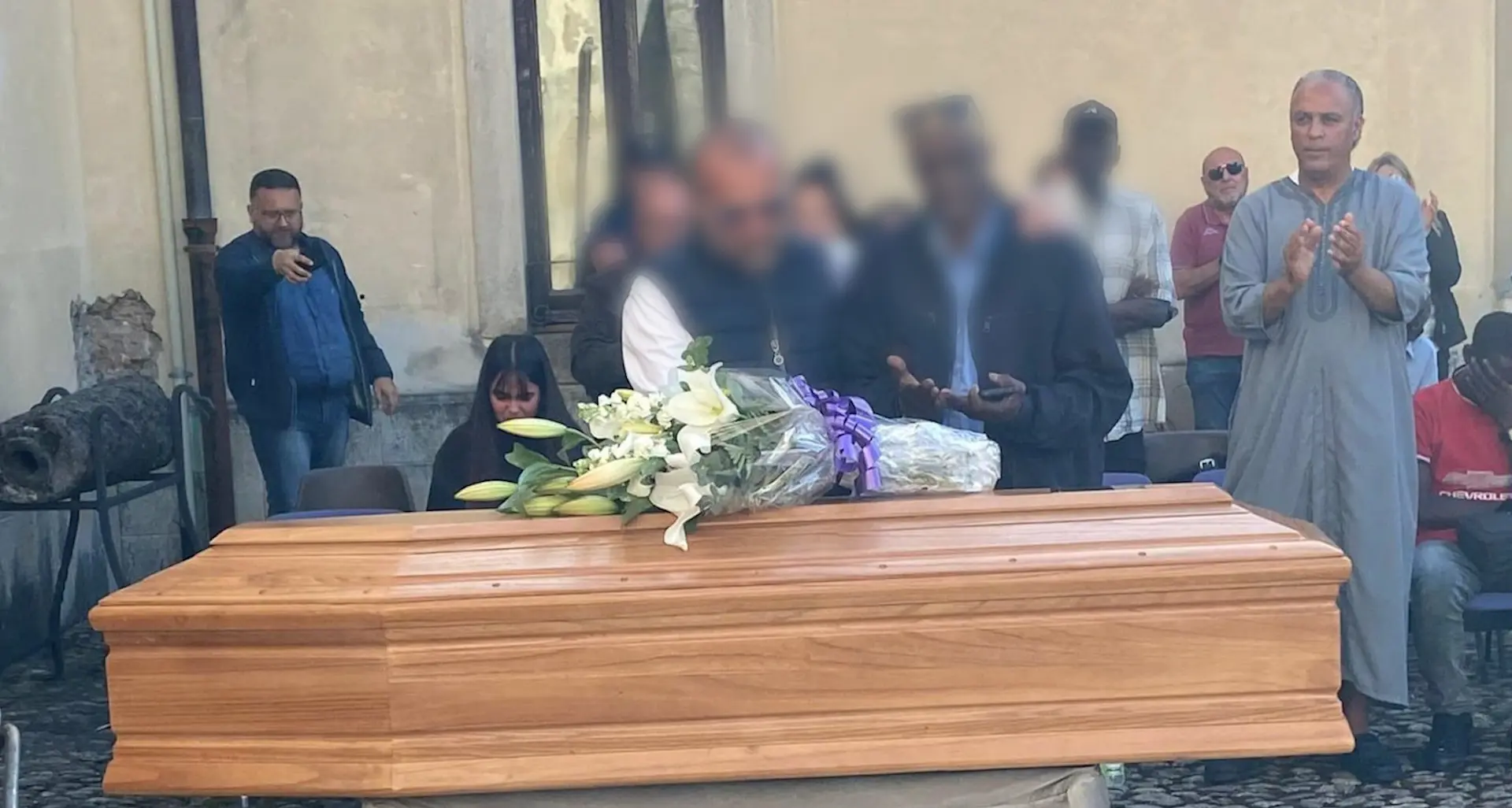 Cerimonia di commiato per Diallo El Hadji Mamadou, il papà e il titolare del lido si abbracciano\u00A0davanti alla bara\n