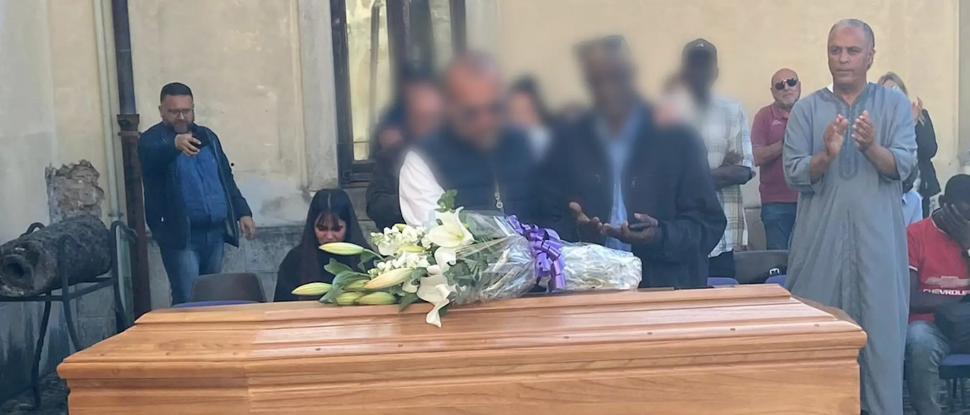 Paola, il padre di Diallo e il titolare del lido\u00A0si abbracciano al funerale del 23enne morto sul lavoro: un gesto contro l’odio\n