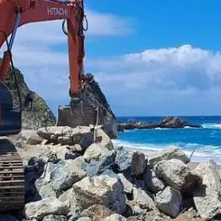 <p>Palmi teme <span style=\"color:hsl(0, 75%, 60%);\">un’estate a metà</span>: lungomare ancora ferito dal maltempo e lavori in ritardo</p>