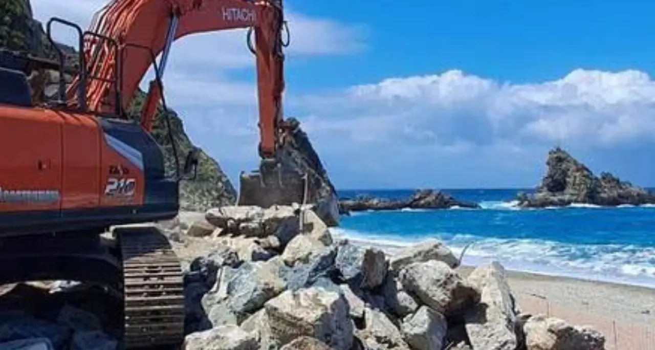 <p>Palmi teme <span style=\"color:hsl(0, 75%, 60%);\">un’estate a metà</span>: lungomare ancora ferito dal maltempo e lavori in ritardo</p>