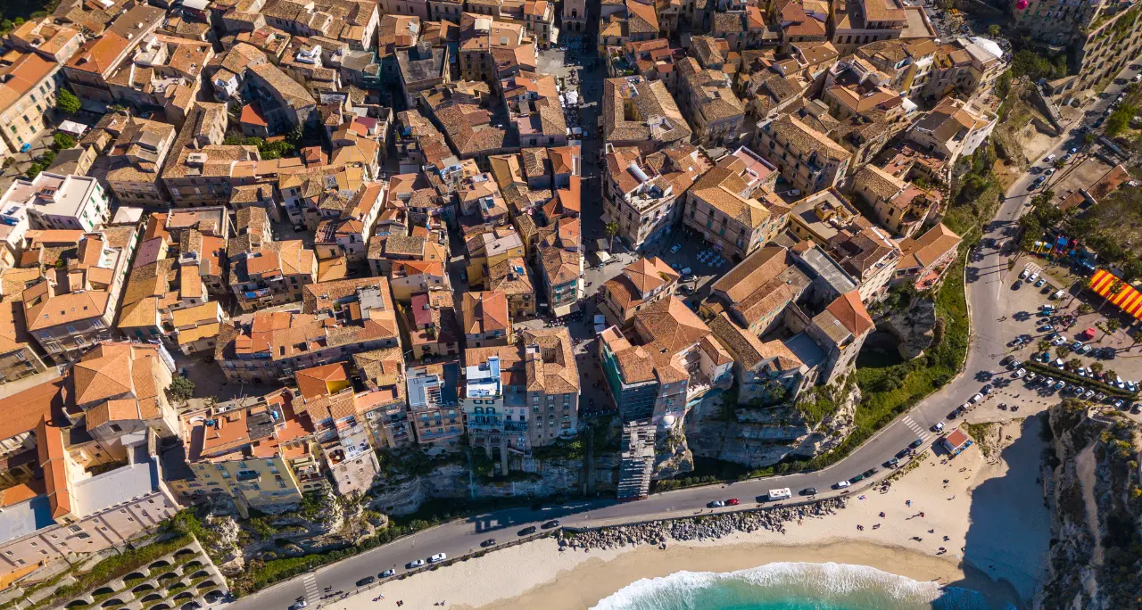 Tropea, fino a mille euro al mese per parcheggiare vicino\u00A0casa: ecco perché il Tar ha sospeso il piano del Comune\n