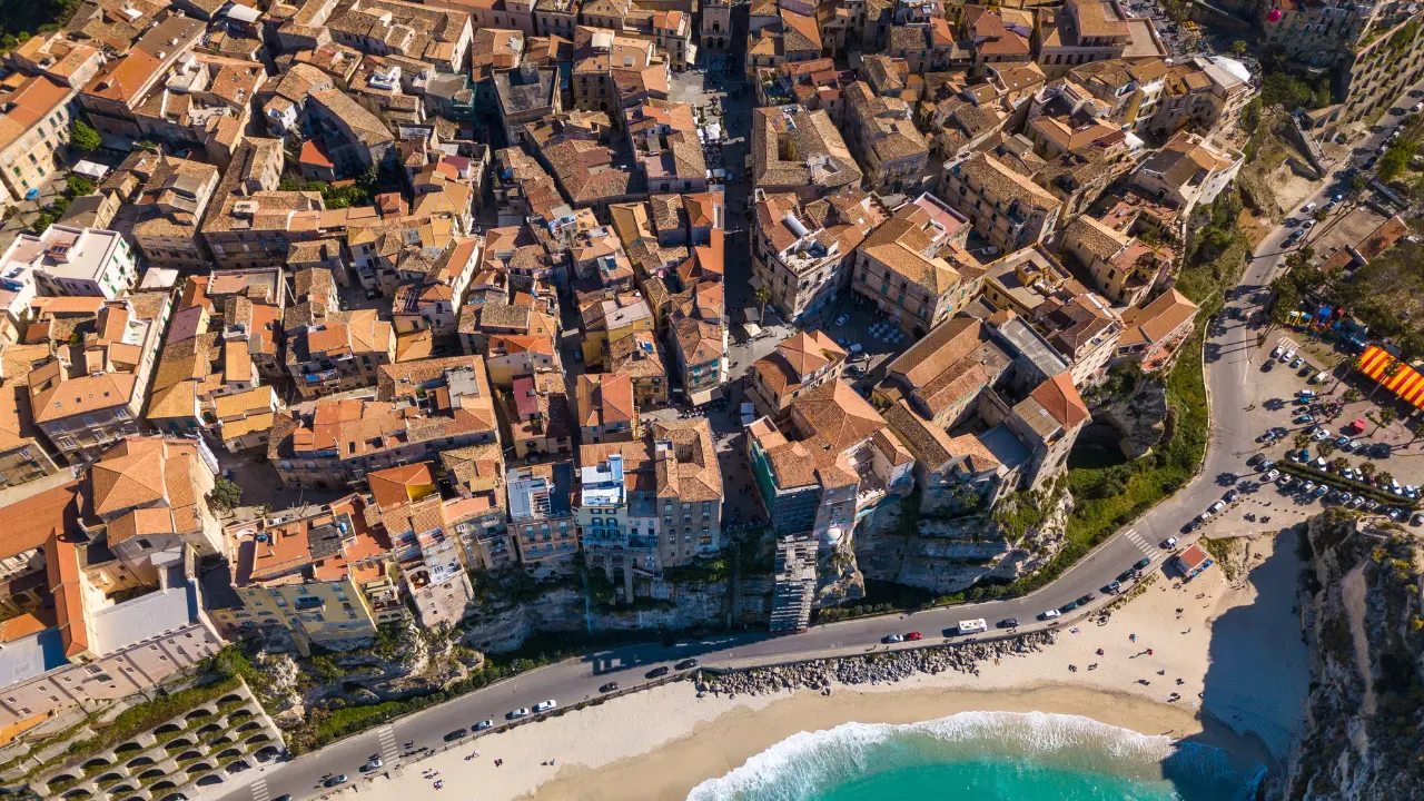 Tropea, fino a mille euro al mese per parcheggiare vicino\u00A0casa: ecco perché il Tar ha sospeso il piano del Comune\n
