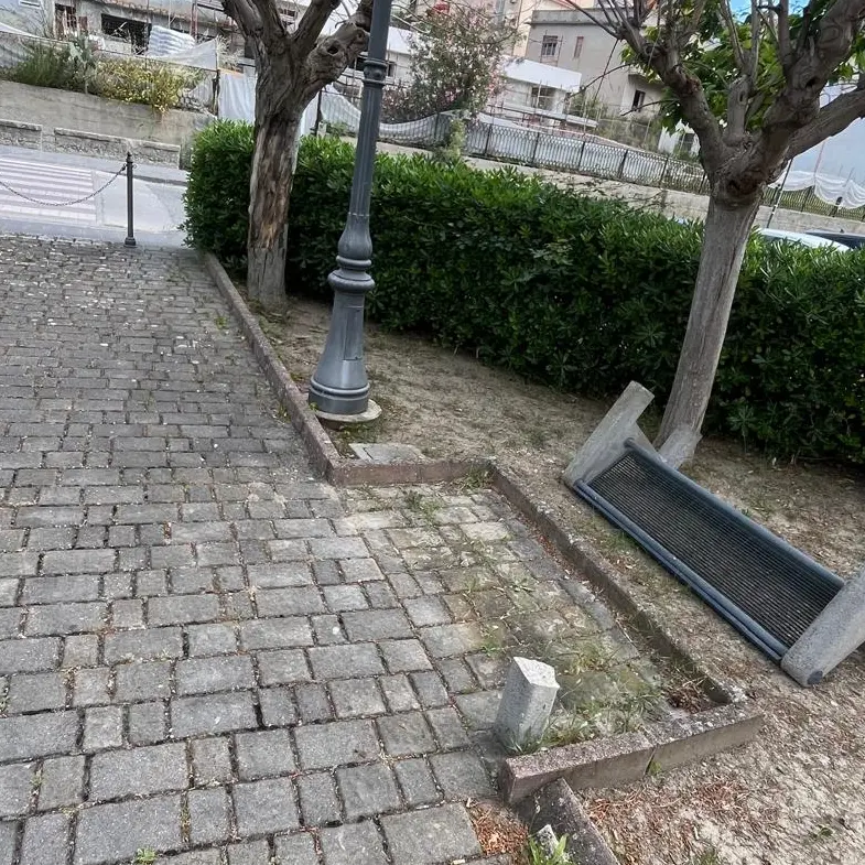 Vandalismi, rifiuti abbandonati e uso improprio dei cassonetti cimiteriali, il Comune di Caulonia:\u00A0«Presto un progetto massivo di videosorveglianza»\n