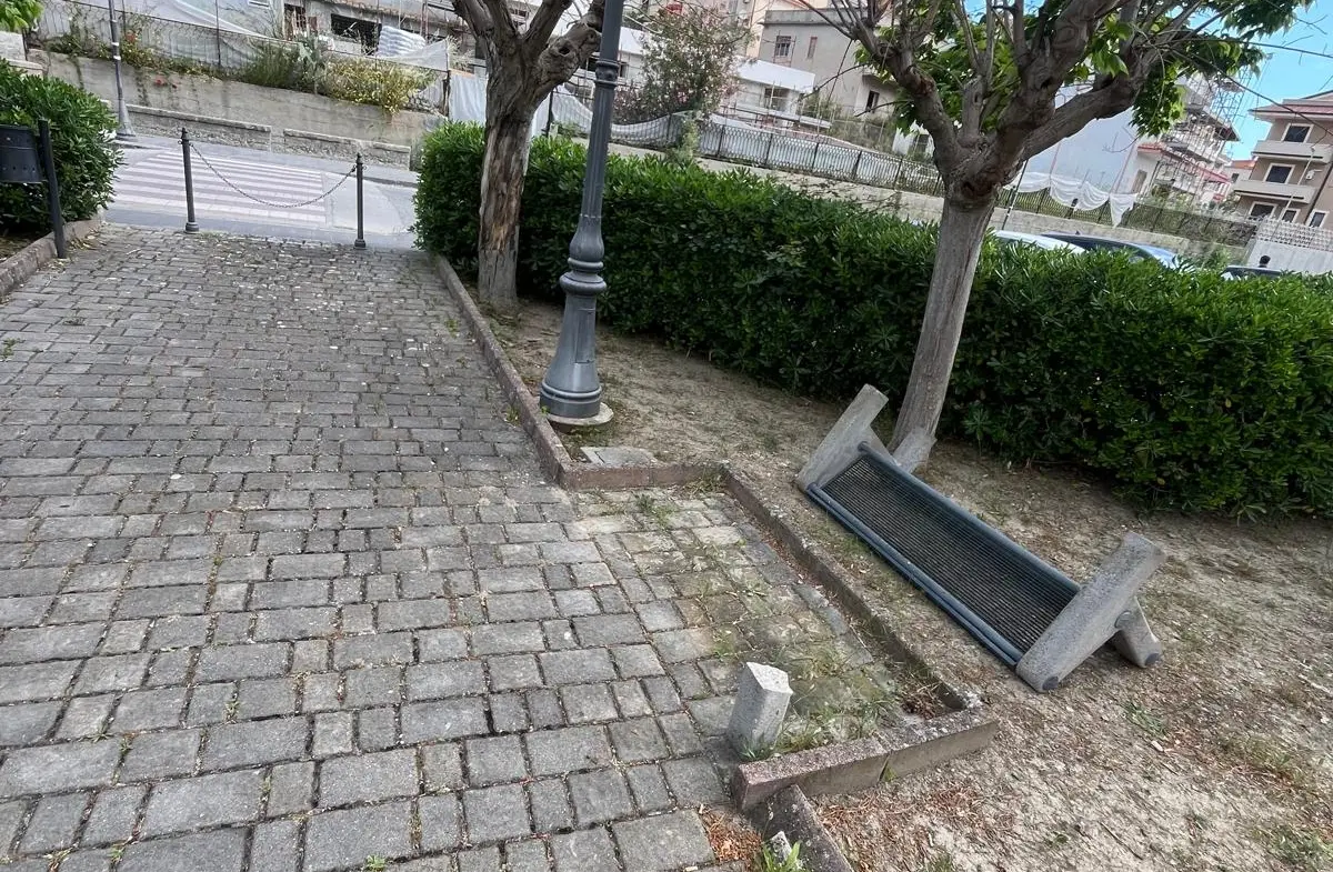 Vandalismi, rifiuti abbandonati e uso improprio dei cassonetti cimiteriali, il Comune di Caulonia:\u00A0«Presto un progetto massivo di videosorveglianza»\n
