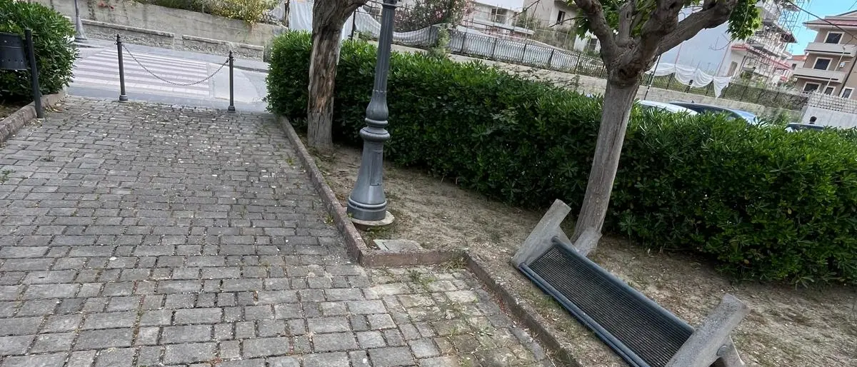 Vandalismi, rifiuti abbandonati e uso improprio dei cassonetti cimiteriali, il Comune di Caulonia:\u00A0«Presto un progetto massivo di videosorveglianza»\n
