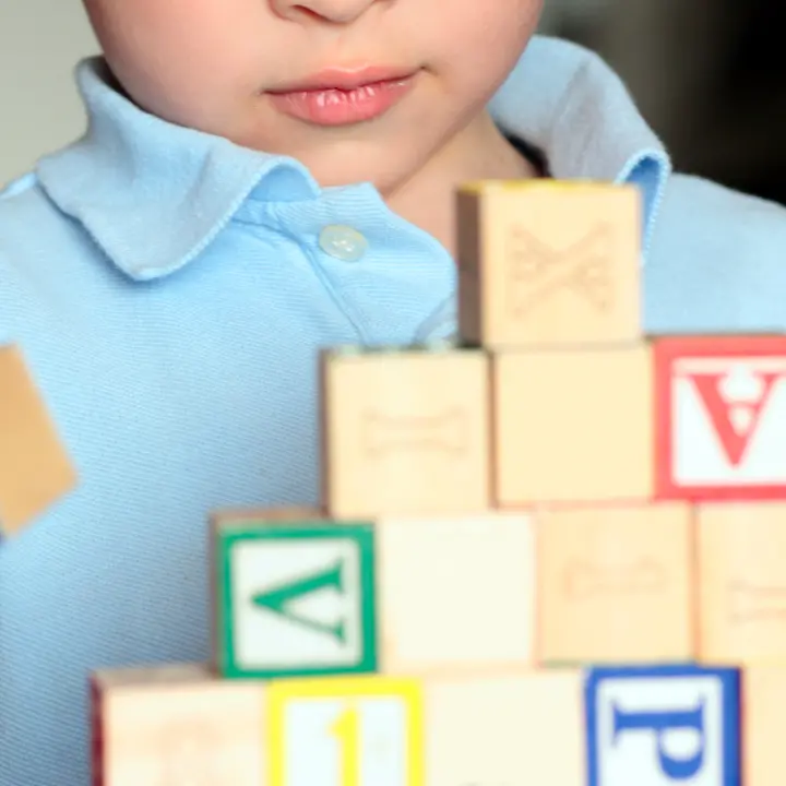 <p>Autismo, l’esperta: «Diagnosi precoce fondamentale». Ma liste d’attesa, costi e difficoltà pesano sulle famiglie</p>