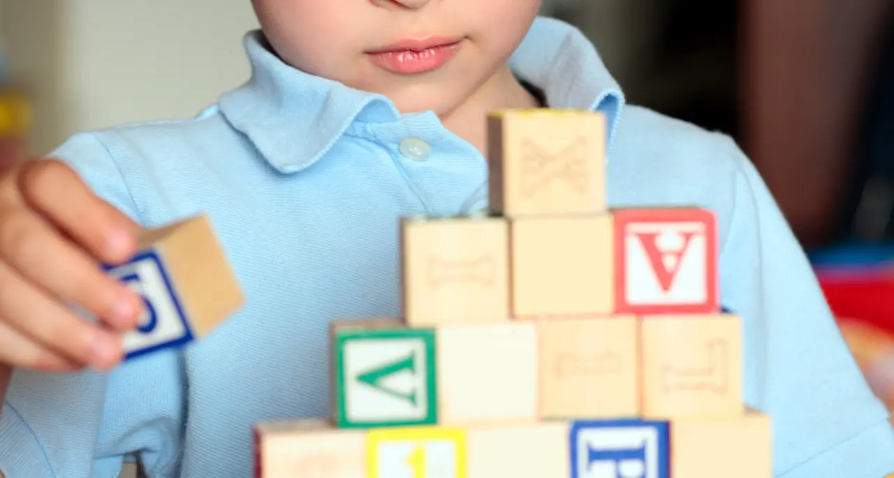 <p>Autismo, l’esperta: «Diagnosi precoce fondamentale». Ma <span style=\"color:hsl(0, 75%, 60%);\">liste d’attesa</span>, costi e difficoltà pesano sulle famiglie</p>
