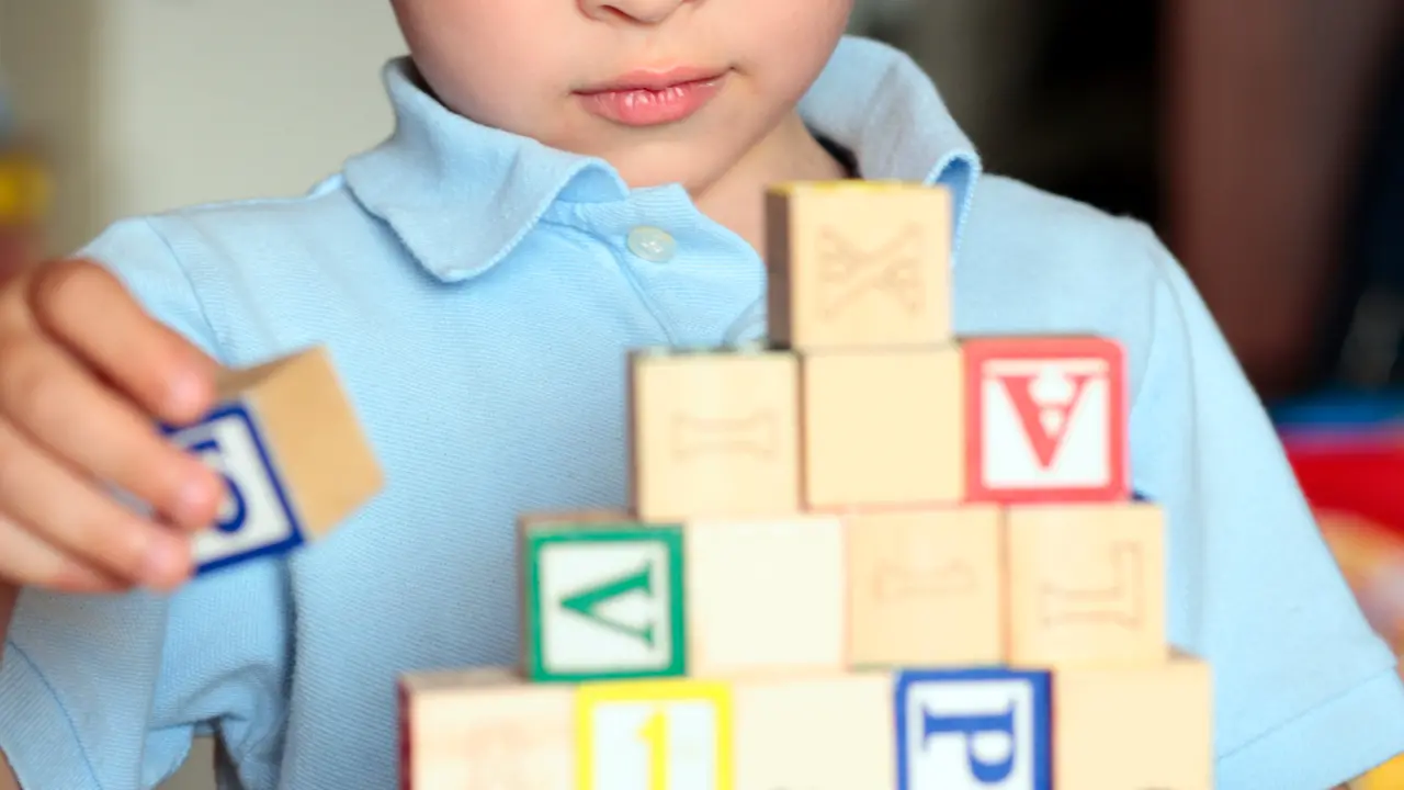 Autismo, l’esperta: «Diagnosi precoce fondamentale». Ma liste d’attesa, costi e difficoltà pesano sulle famiglie\n