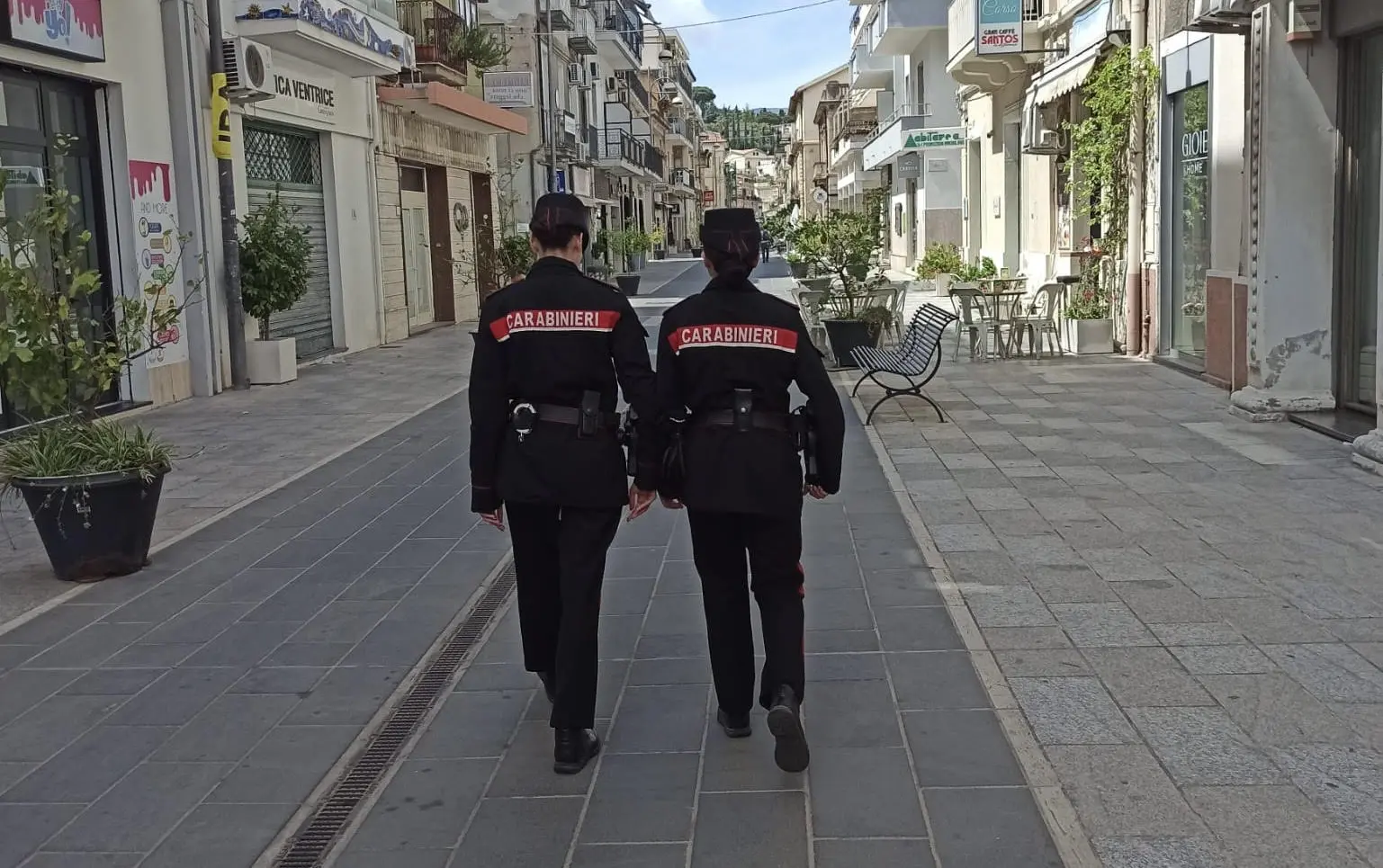 <p>Movida a Soverato, carabinieri scoprono lavoratore in nero: quasi 4mila euro di multa per il ristoratore</p>