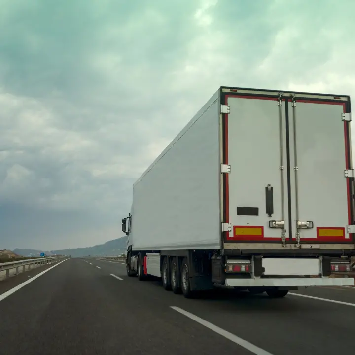 <p>Autotrasportatori calabresi pronti al fermo nazionale: «Il settore rischia di essere schiacciato dai costi»</p>