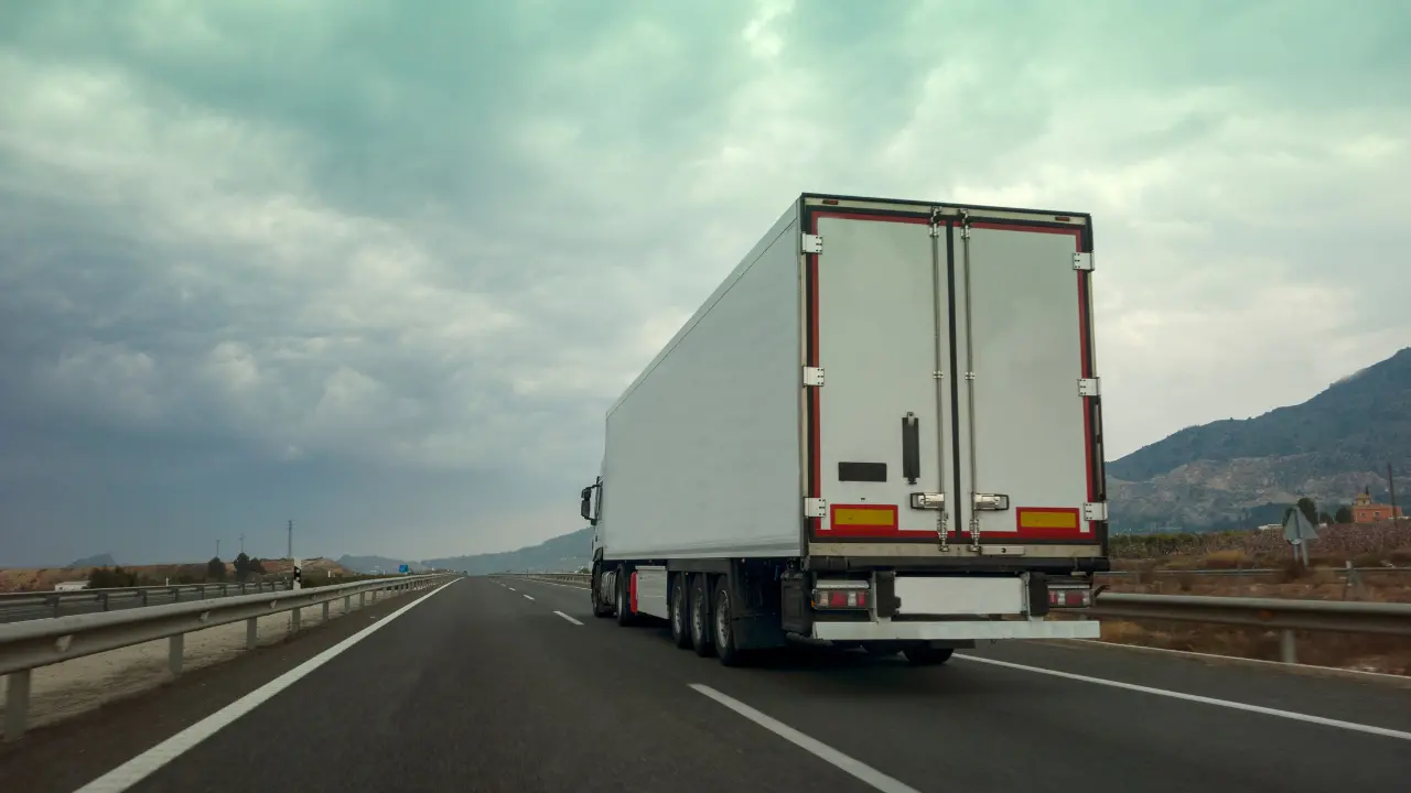 Caro carburanti, autotrasportatori calabresi pronti al fermo nazionale:\u00A0«Il\u00A0settore rischia di essere schiacciato dai costi»\n