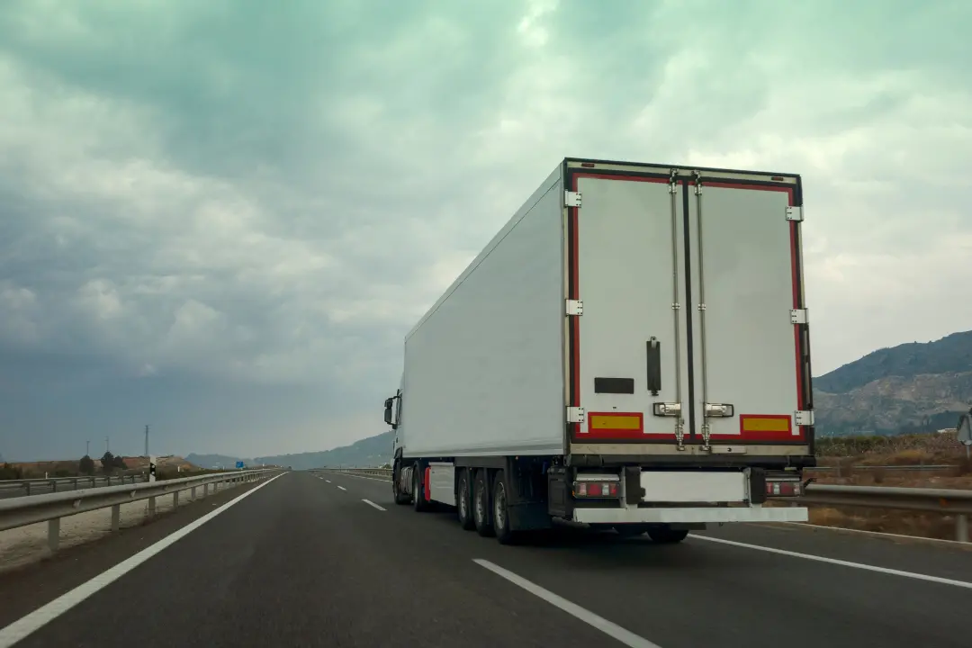<p>Autotrasportatori calabresi pronti al fermo nazionale: «Il settore rischia di essere schiacciato dai costi»</p>