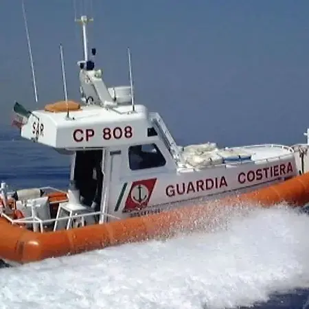 Barca a vela in avaria al largo di Crotone, Guardia costiera salva due cittadini norvegesi\n