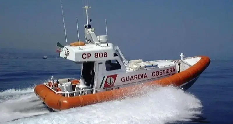 Barca a vela in avaria al largo di Crotone, Guardia costiera salva due cittadini norvegesi\n