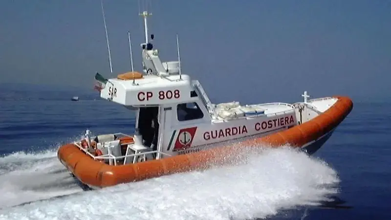 Barca a vela in avaria al largo di Crotone, Guardia costiera salva due cittadini norvegesi\n