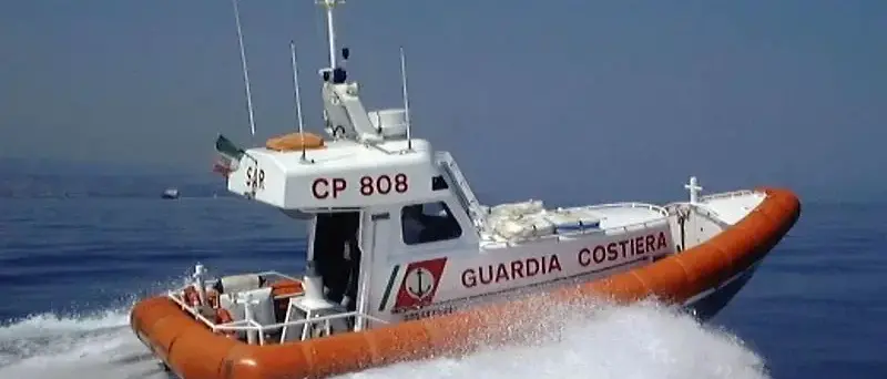 Barca a vela in avaria al largo di Crotone, Guardia costiera salva due cittadini norvegesi\n