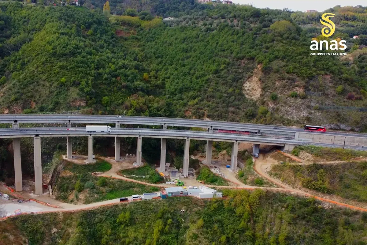 Rogliano, automobilista imbocca contro mano una rampa sull’A2 e rischia di provocare un incidente\n