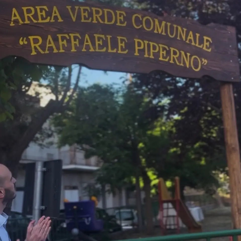 A Jonadi intitolato al giovane Raffaele Piperno il parco giochi di Nao, il sindaco: «La memoria ha valore quando continua a vivere nei luoghi»\n