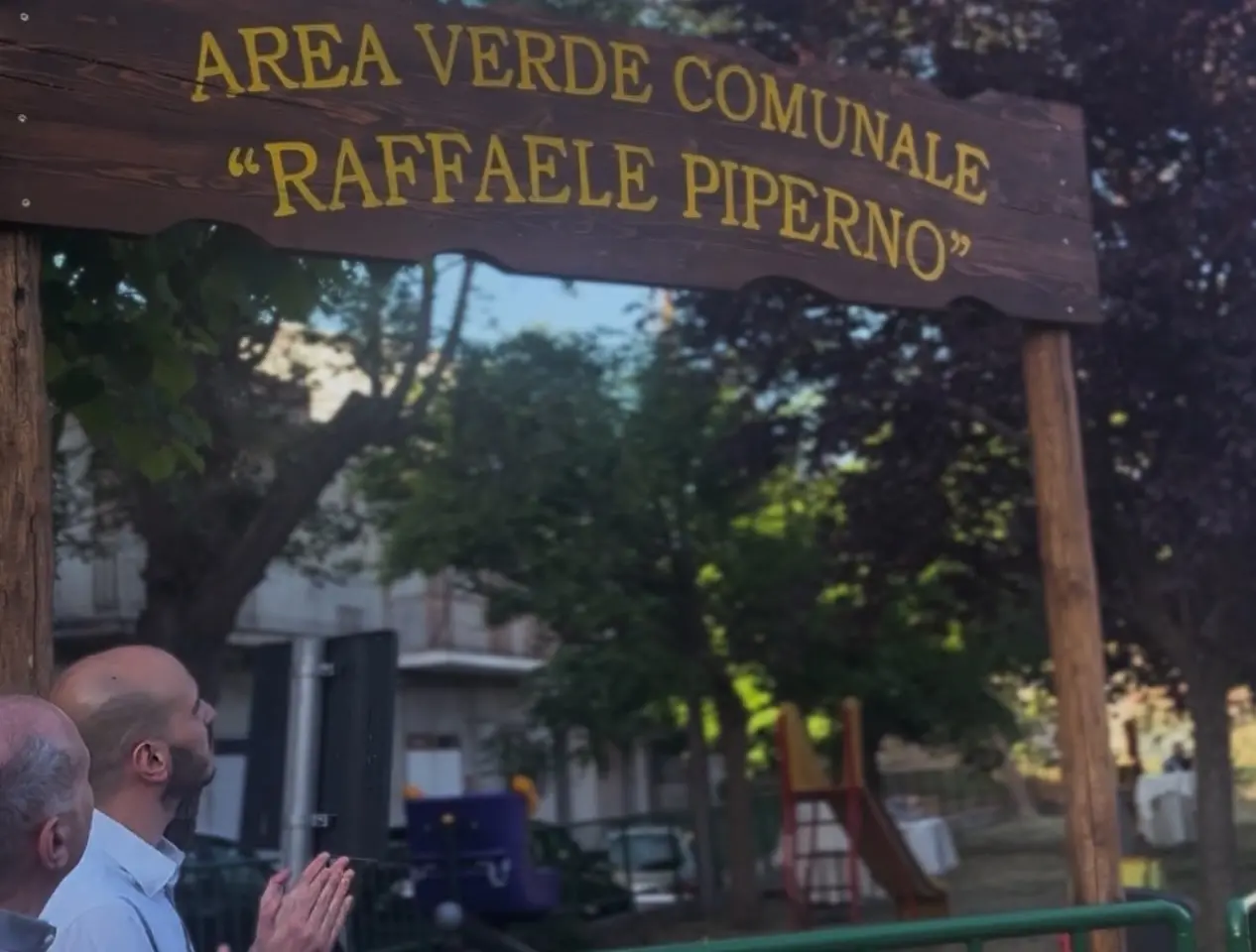 A Jonadi intitolato al giovane Raffaele Piperno il parco giochi di Nao, il sindaco: «La memoria ha valore quando continua a vivere nei luoghi»\n