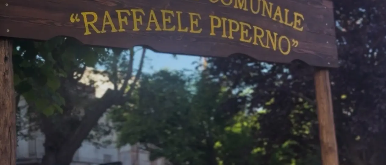 A Jonadi intitolato al giovane Raffaele Piperno il parco giochi di Nao, il sindaco: «La memoria ha valore quando continua a vivere nei luoghi»\n