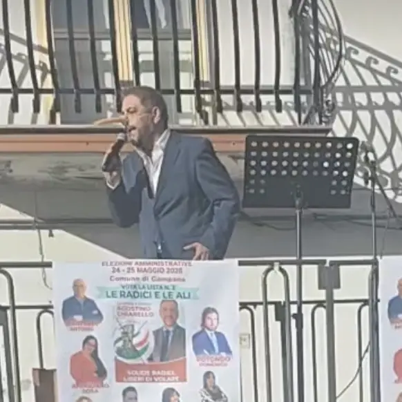 Campana, il sindaco sale sul palco vestito da Pinocchio: ironia e teatro al comizio elettorale\u00A0\n