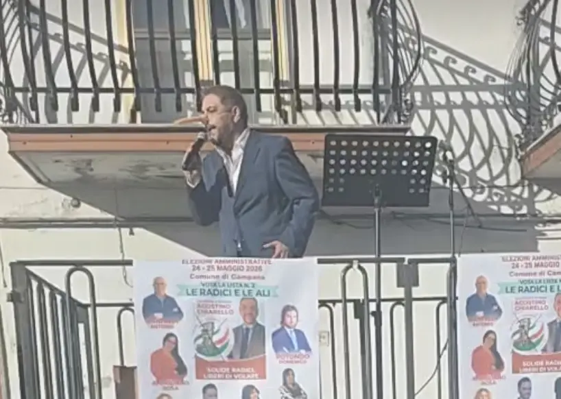 Campana, il sindaco sale sul palco vestito da Pinocchio: ironia e teatro al comizio elettorale\u00A0\n
