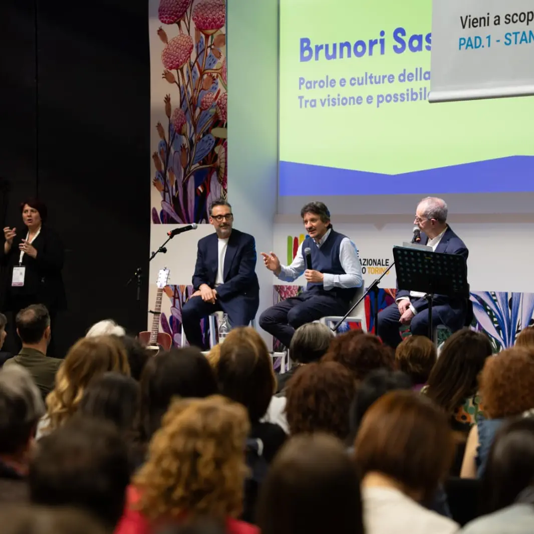 Al Salone del libro di Torino sala gremita per il dialogo tra Dario Brunori e Vito Teti sulla “restanza”\n