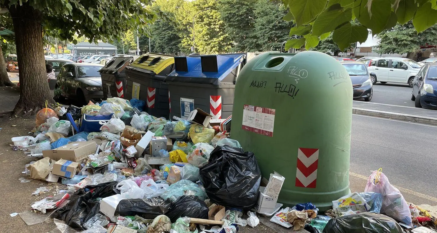 Rifiuti abbandonati anche in centro a Cosenza, Franz Caruso: «Basta inciviltà, i cittadini collaborino»\n