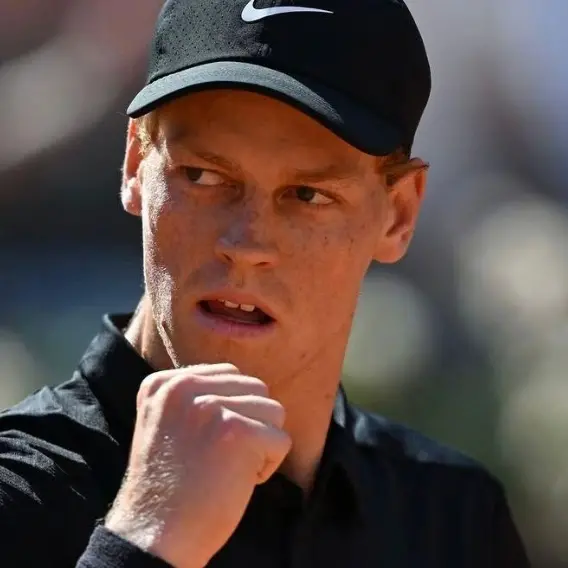 Sinner piega Medvedev dopo una battaglia infinita e conquista la seconda finale consecutiva a Roma\n