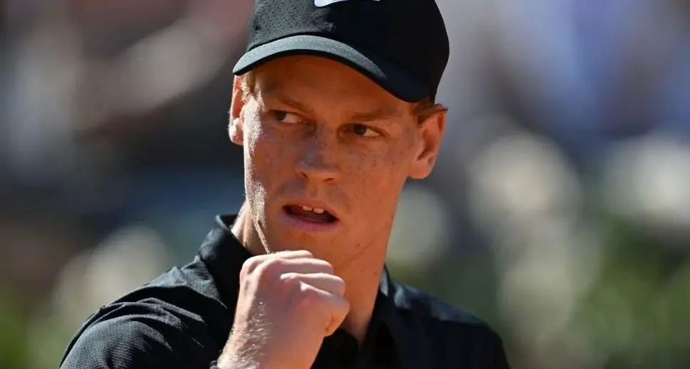 Sinner piega Medvedev dopo una battaglia infinita e conquista la seconda finale consecutiva a Roma\n