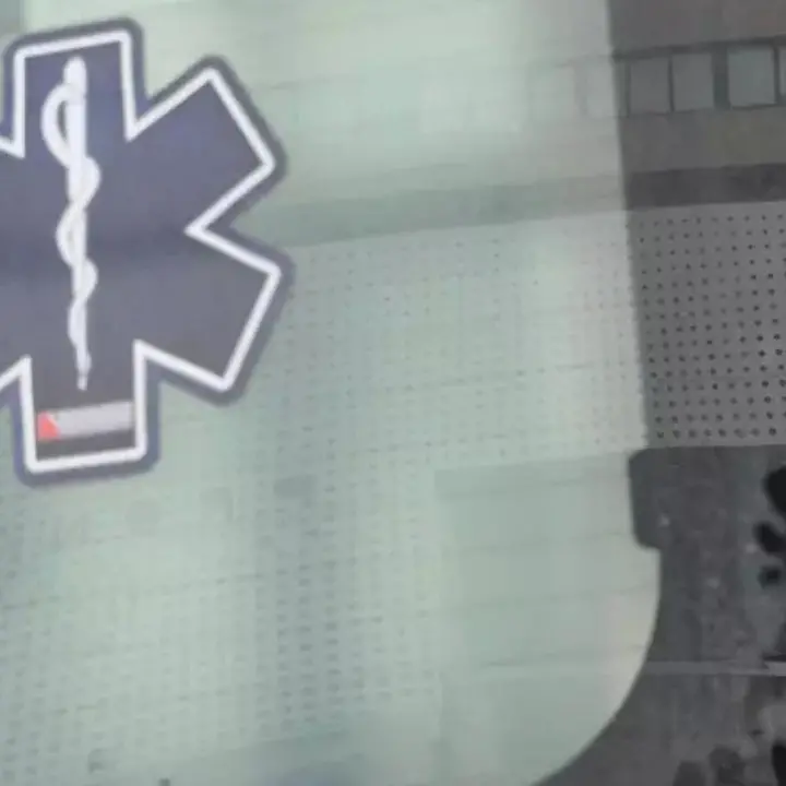 Investe con l’auto alcuni pedoni nel centro di Modena, poi tenta di accoltellare un passante: fermato. Sette feriti\n