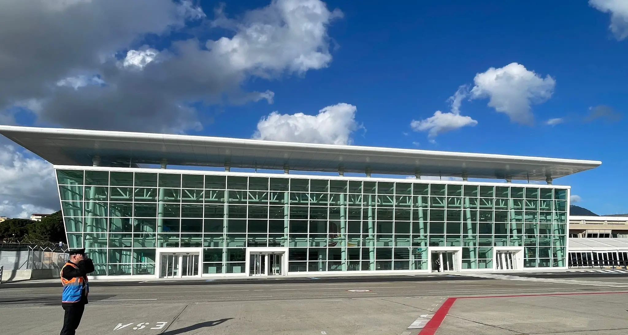 Boom a luglio per l’Aeroporto dello Stretto: quasi 100mila passeggeri da e verso Reggio, ma da ottobre si rischia l’addio all’Europa\n