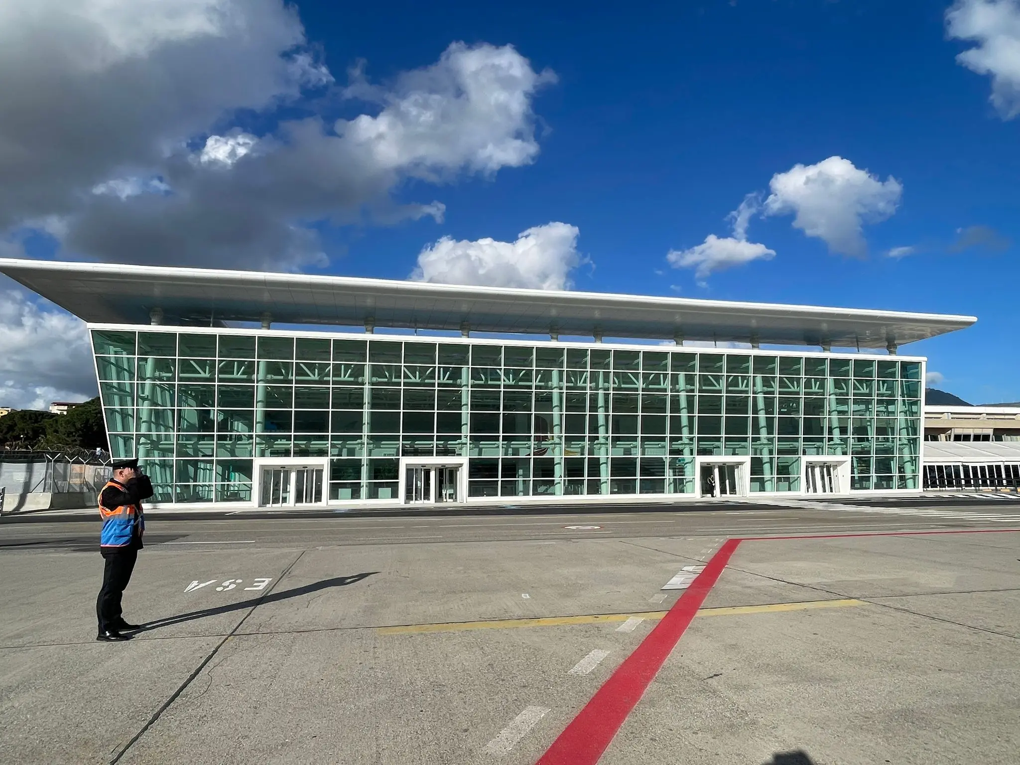 Boom a luglio per l’Aeroporto dello Stretto: quasi 100mila passeggeri da e verso Reggio, ma da ottobre si rischia l’addio all’Europa\n