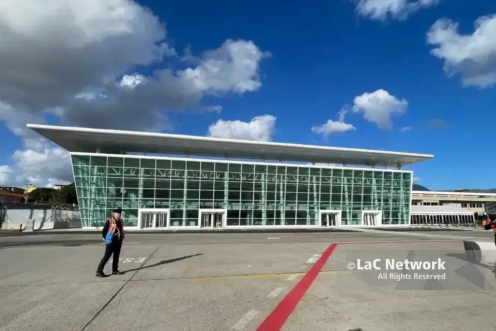 <p>Aeroporto di Reggio Calabria, al via l’inaugurazione del nuovo terminal partenze – <span style=\"color:hsl(0, 75%, 60%);\">LIVE</span></p>