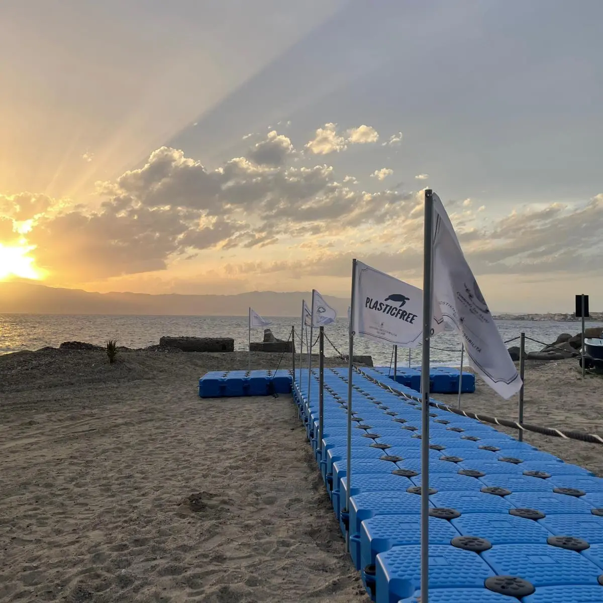 A Reggio nasce il “mare senza barriere”, inaugurato il primo pontile accessibile con l’evento Plastic Free\n
