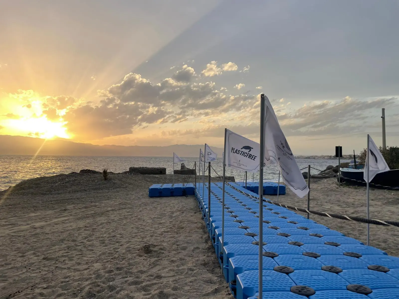 A Reggio nasce il “mare senza barriere”, inaugurato il primo pontile accessibile con l’evento Plastic Free\n