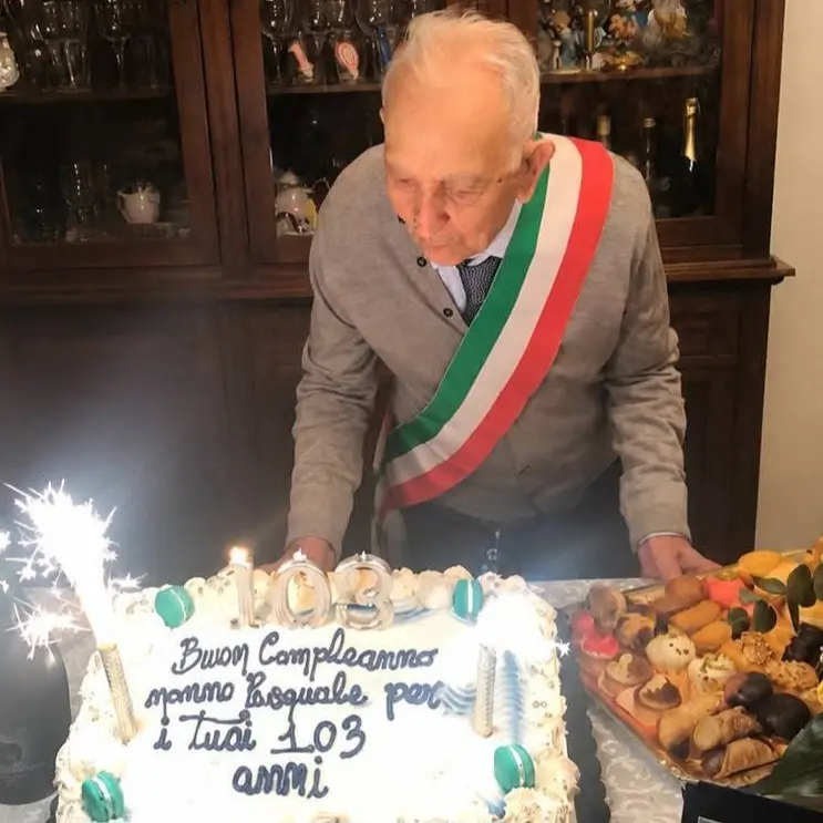 Nonno Pasquale Grande festeggia 103 anni: a Vena di Maida indossa la fascia tricolore tra l’abbraccio della comunità\n